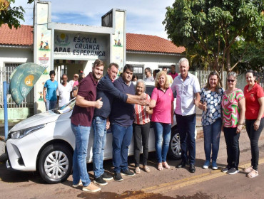 APAE de Indianópolis recebe veículo doado pelo município.