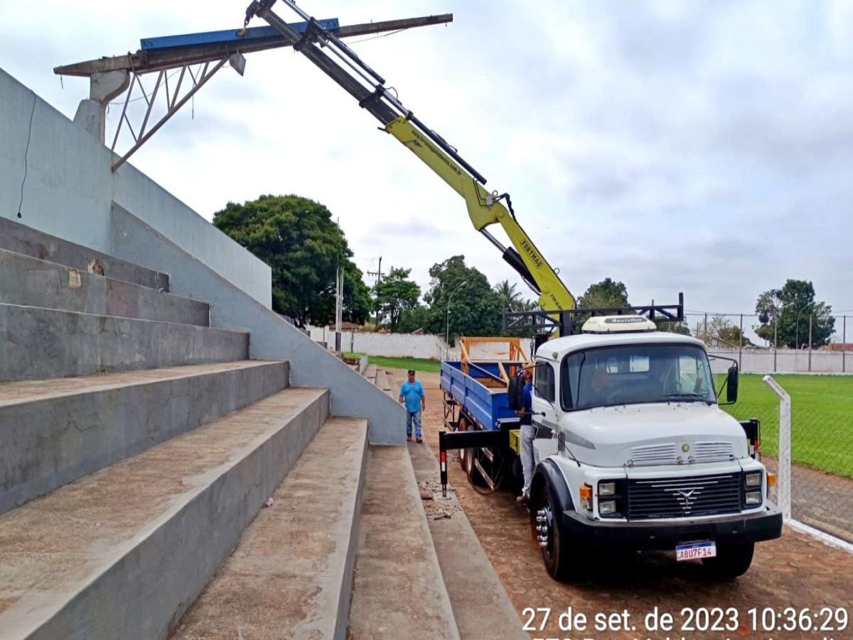São Tomé investe no esporte e inicia cobertura da arquibancada do estádio municipal