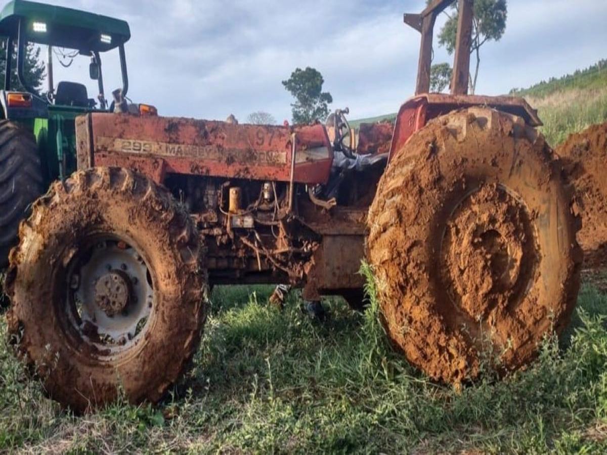 Trator furtado no Paraná é encontrado enterrado após 7 meses