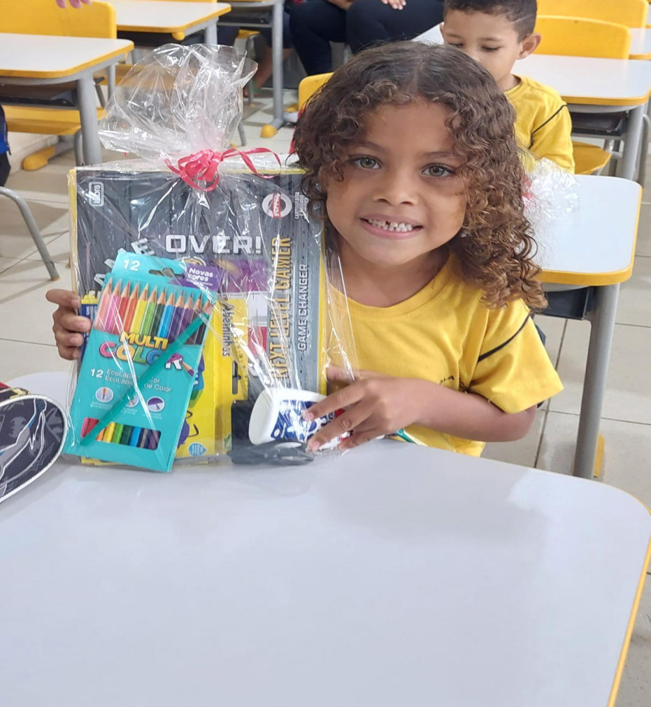 São Tomé celebra entrega de kits escolares e resultado na prova de fluência