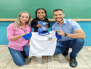 “Unidade e Orgulho: Japurá Veste sua Juventude com Novos Uniformes Escolares”