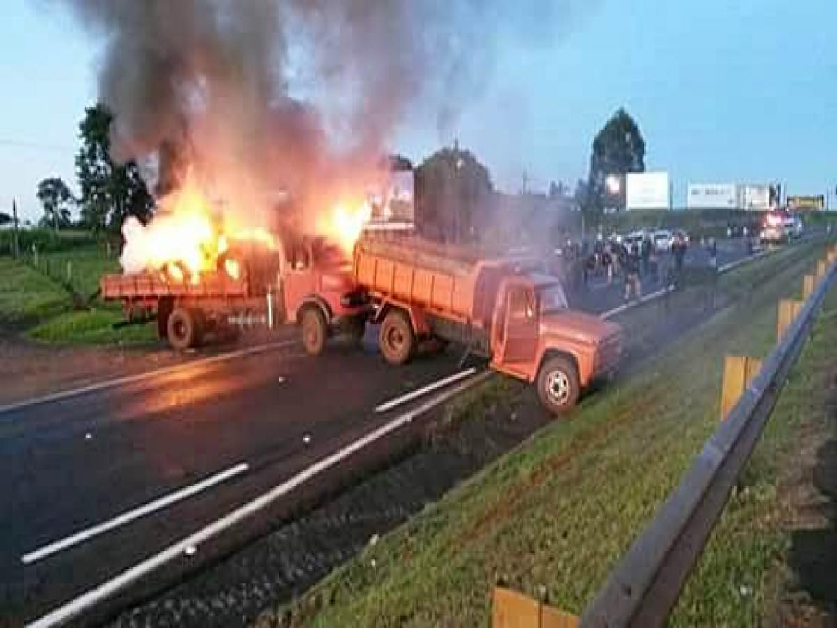 PM cumpre reintegração de posse em Santa Terezinha de Itaipu e MST poe fogo em caminhões