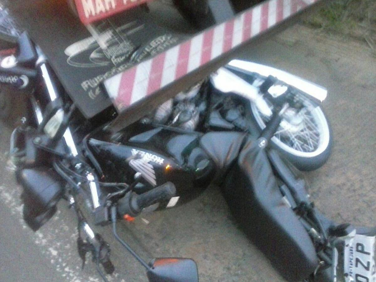Tarde de quinta dois motoqueiros batem próximo ao trevo de Tapejara e um deles perde o braço no local