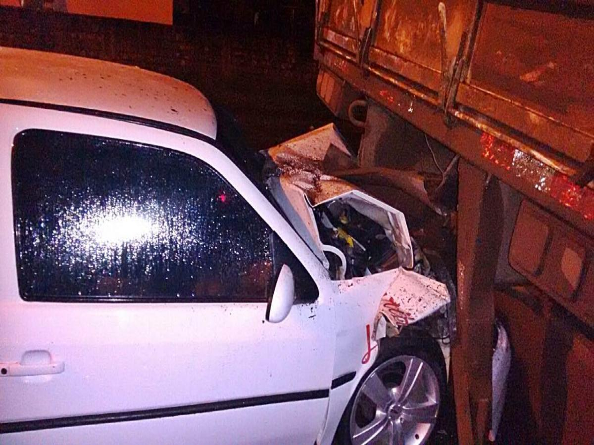 Segundo acidente do dia em Tapejara gol bate em caminhão