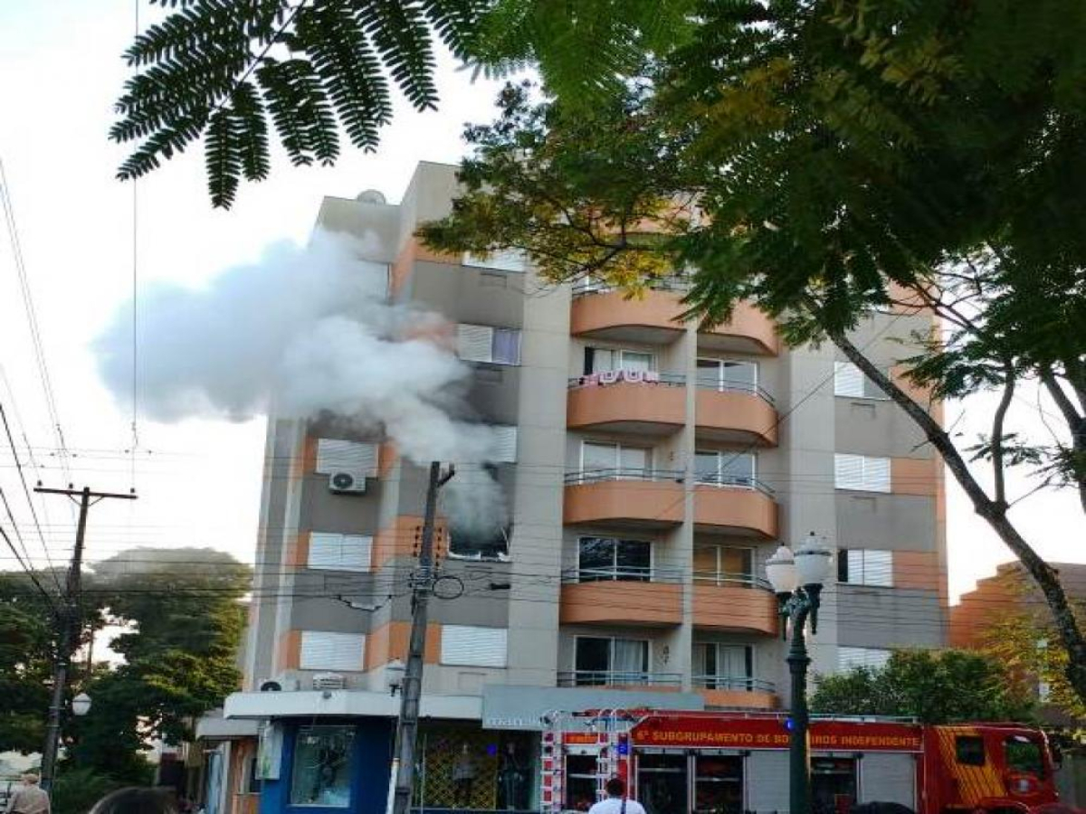 VÍDEO, apartamento pegando fogo no centro de Umuarama