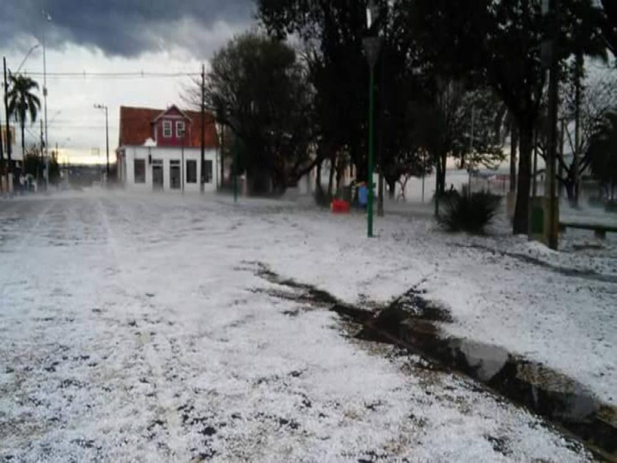 VÍDEO: Chuva de pedra provoca estragos na tarde desta terça-feira no Paraná