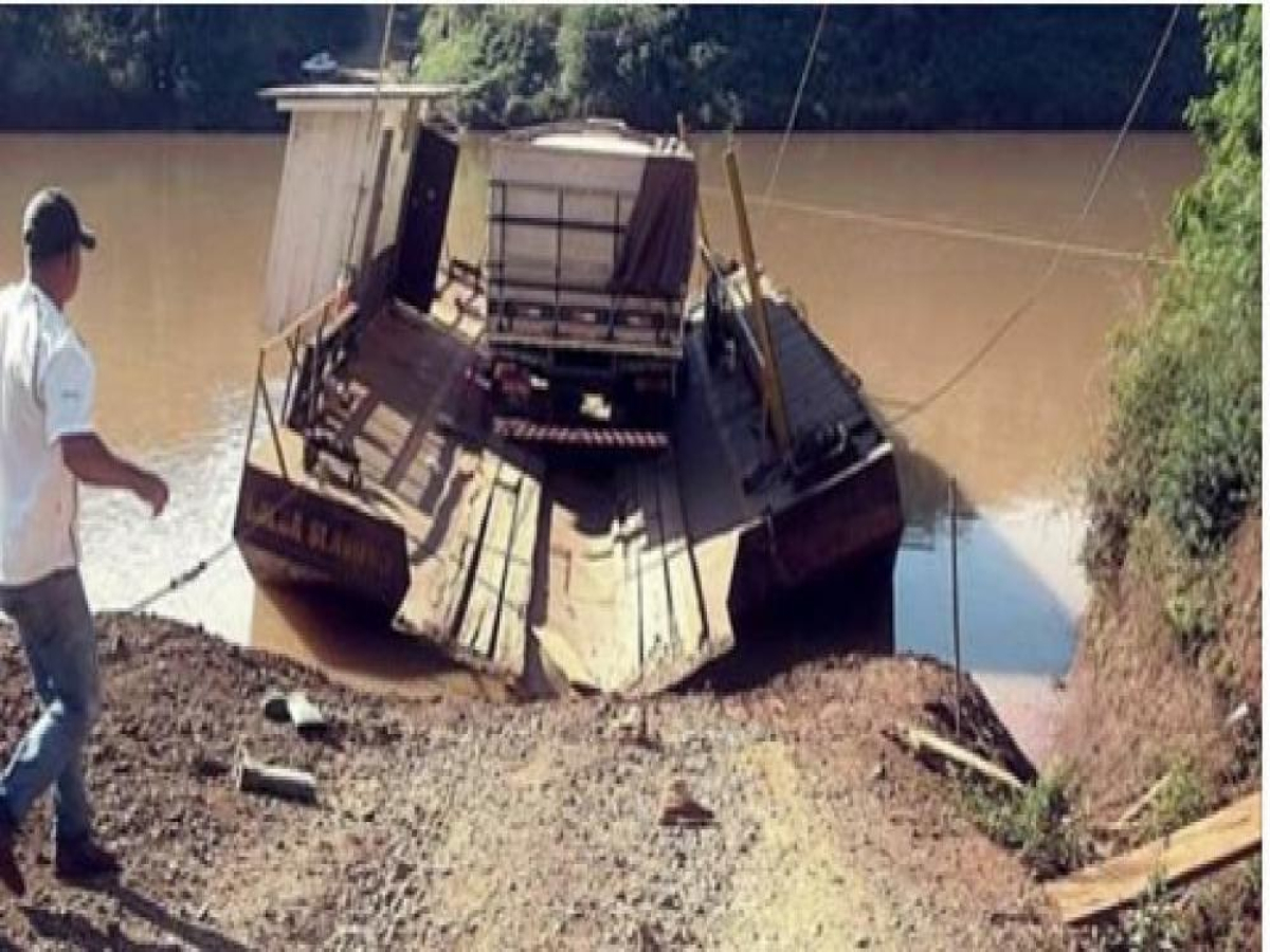 Balsa vira e caminhão afunda no Rio Piquiri