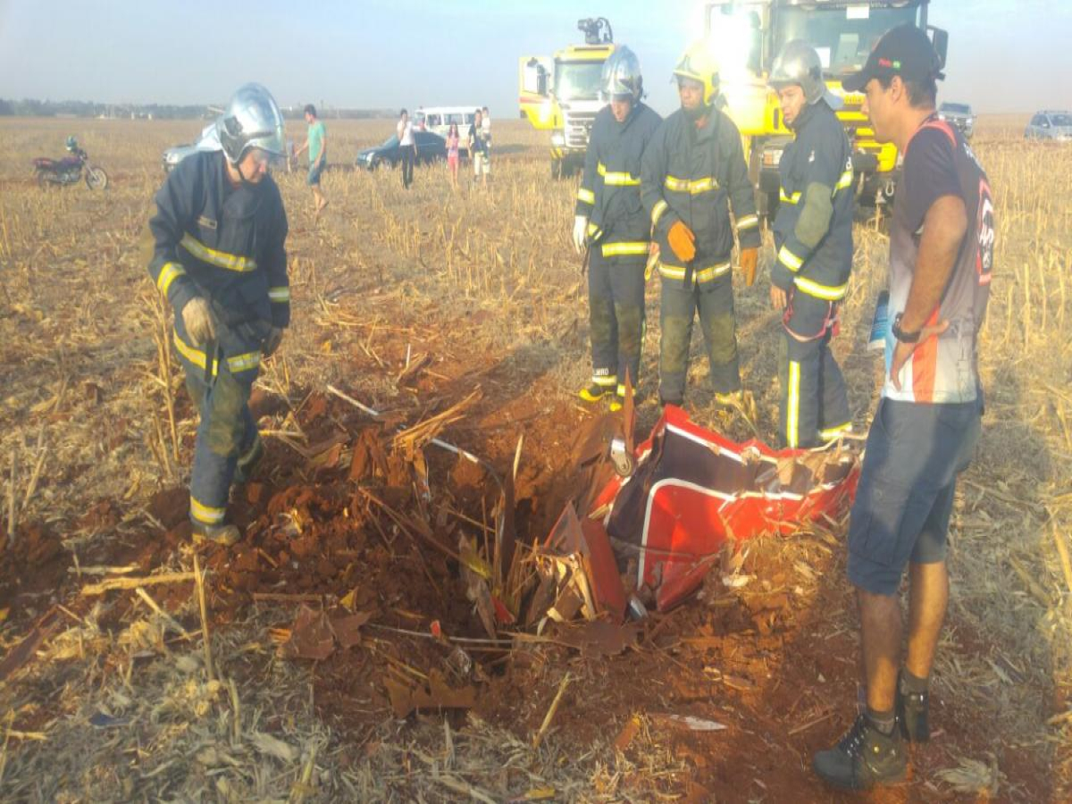 Avião cai de bico e mata piloto durante apresentações em Maringá