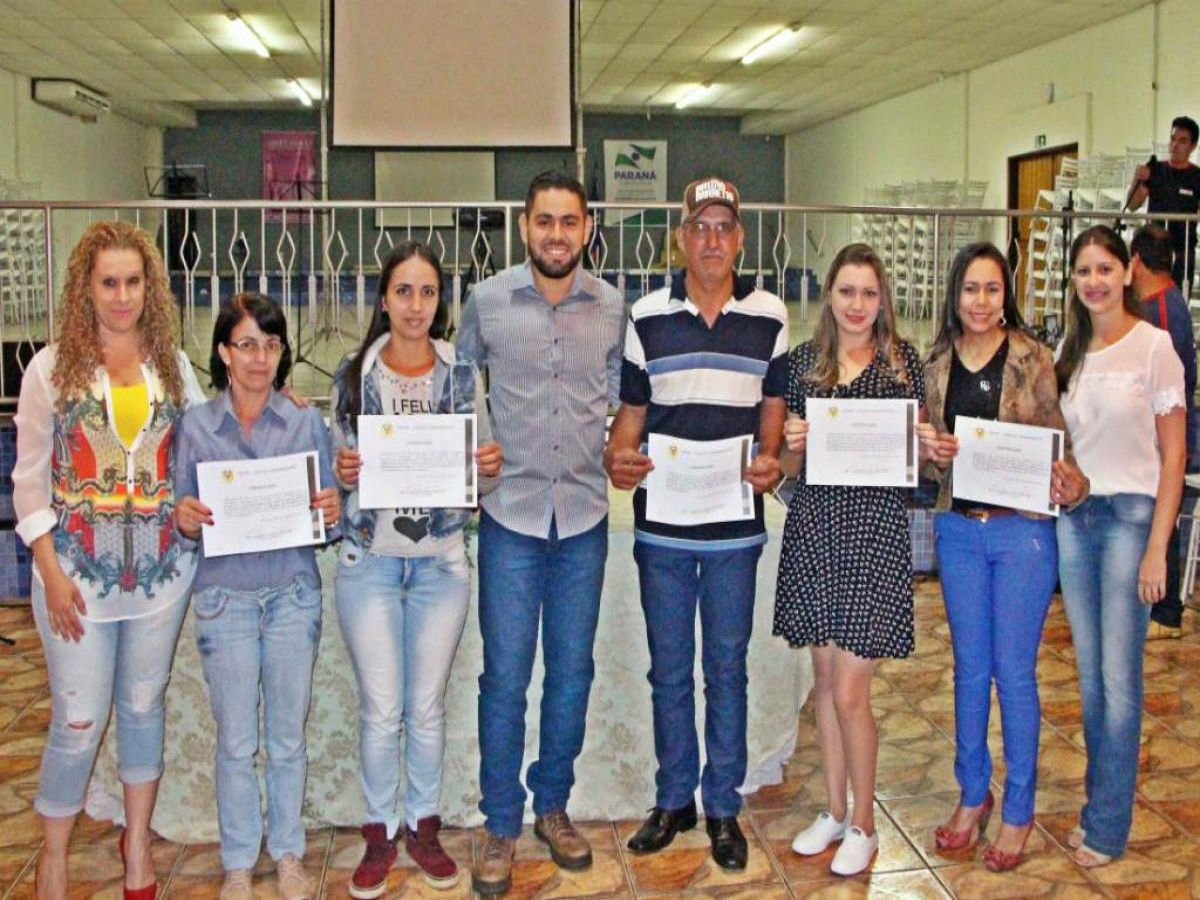 Moradores do Residencial Manoel Ruiz completam cursos profissionalizantes