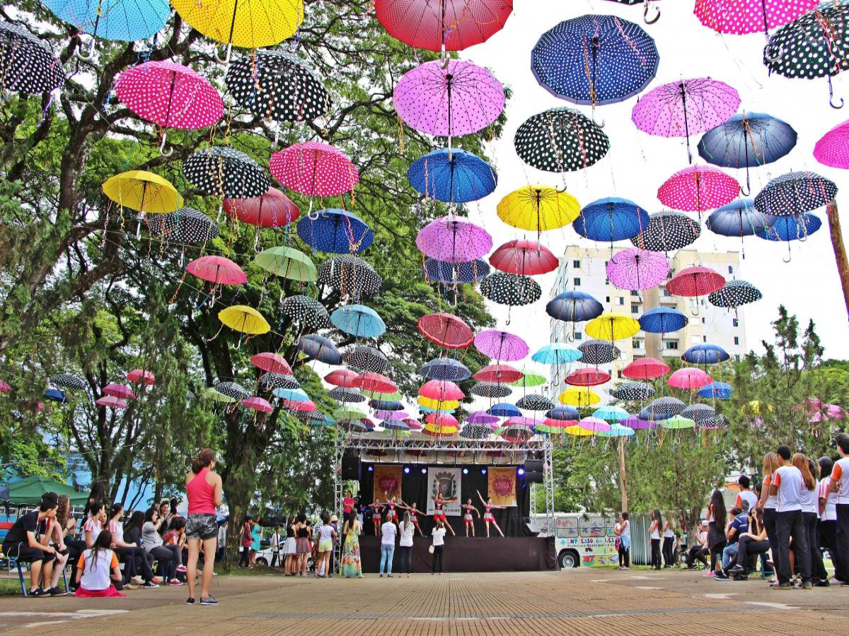 Praça da Cultura encanta os cianortenses com decoração de guarda-chuvas