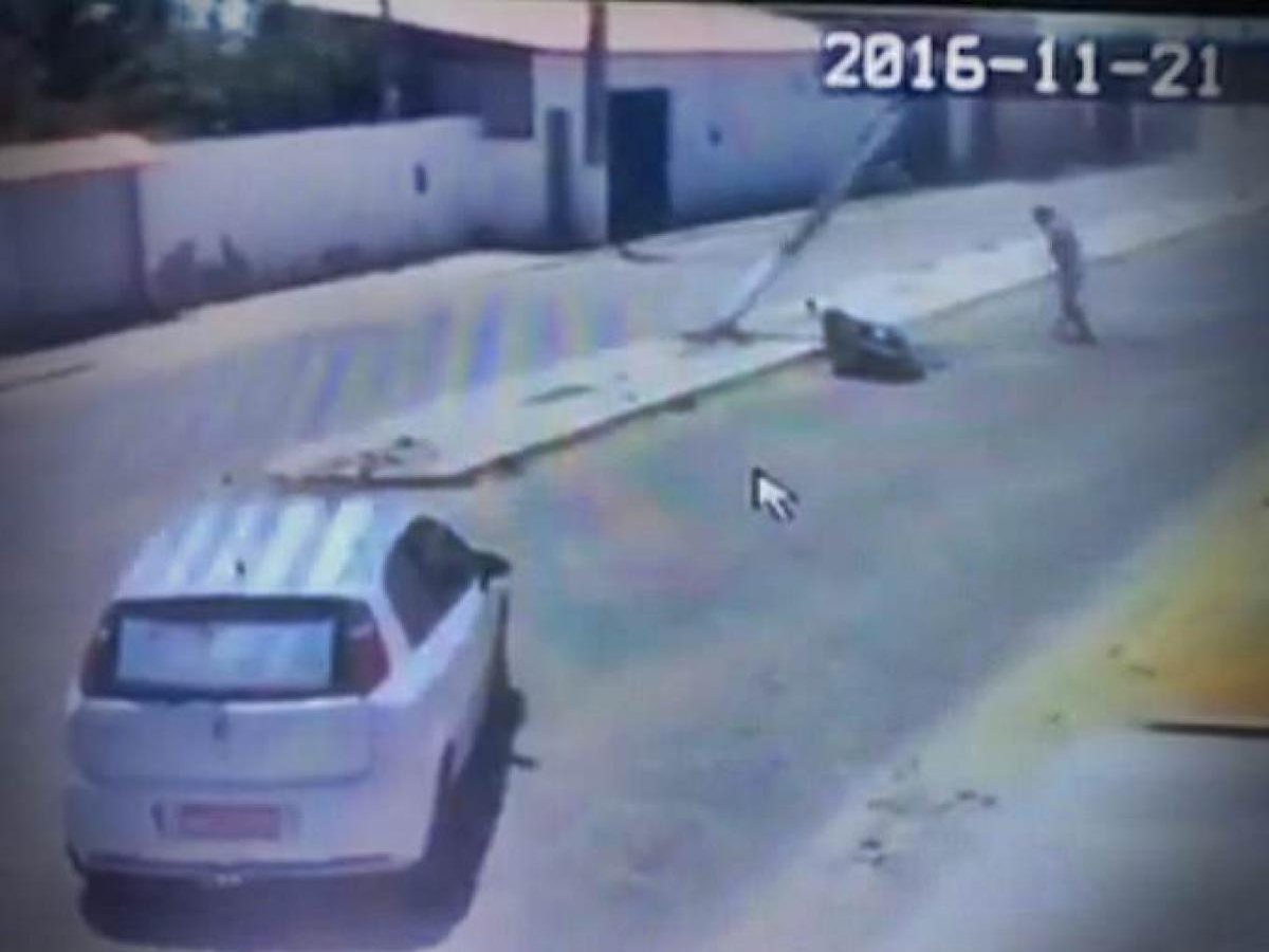 Vídeo: Motoqueiro diz ter visto estrelinhas após bater em carro e num poste que caiu sobre ele