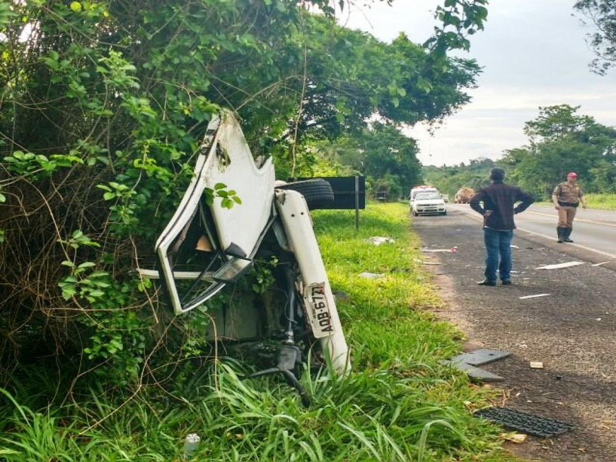 Acidente entre Kombi e caminhão mata motorista na PR-323