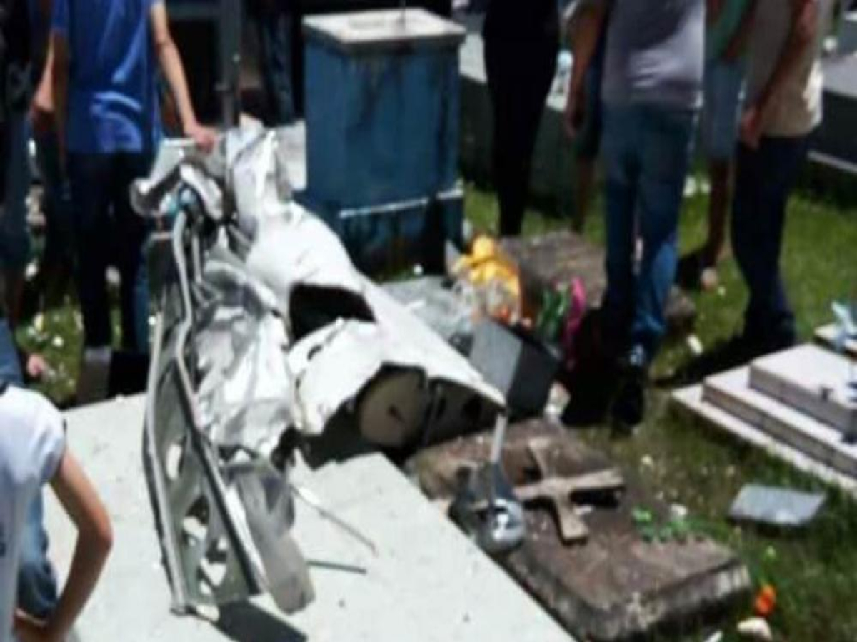Avião cai em cemitério e deixa uma pessoa morta no Paraná