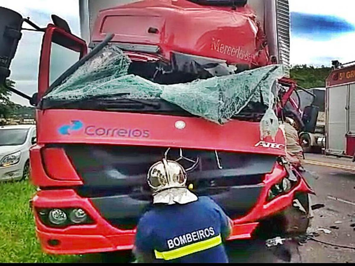 Vídeo:Batida entre caminhões deixa motorista preso nas ferragens na PR 323 em Cianorte