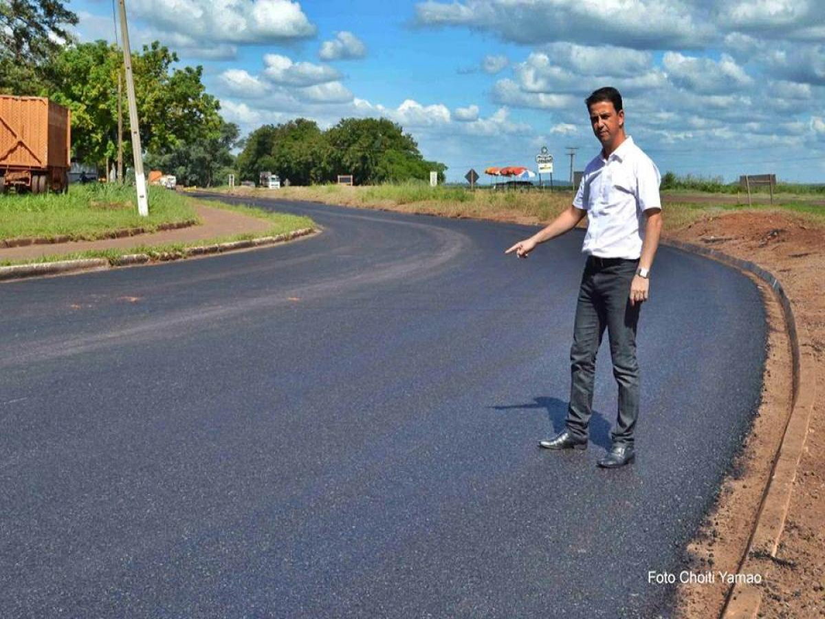 Prefeito Tatinha comemora a chegada do asfalto no parque industrial de Jussara