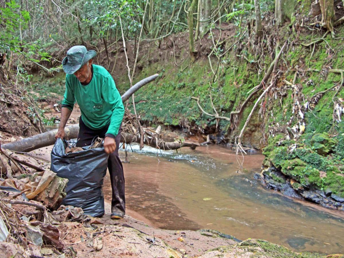 Força-tarefa limpa encostas de rios cianortenses
