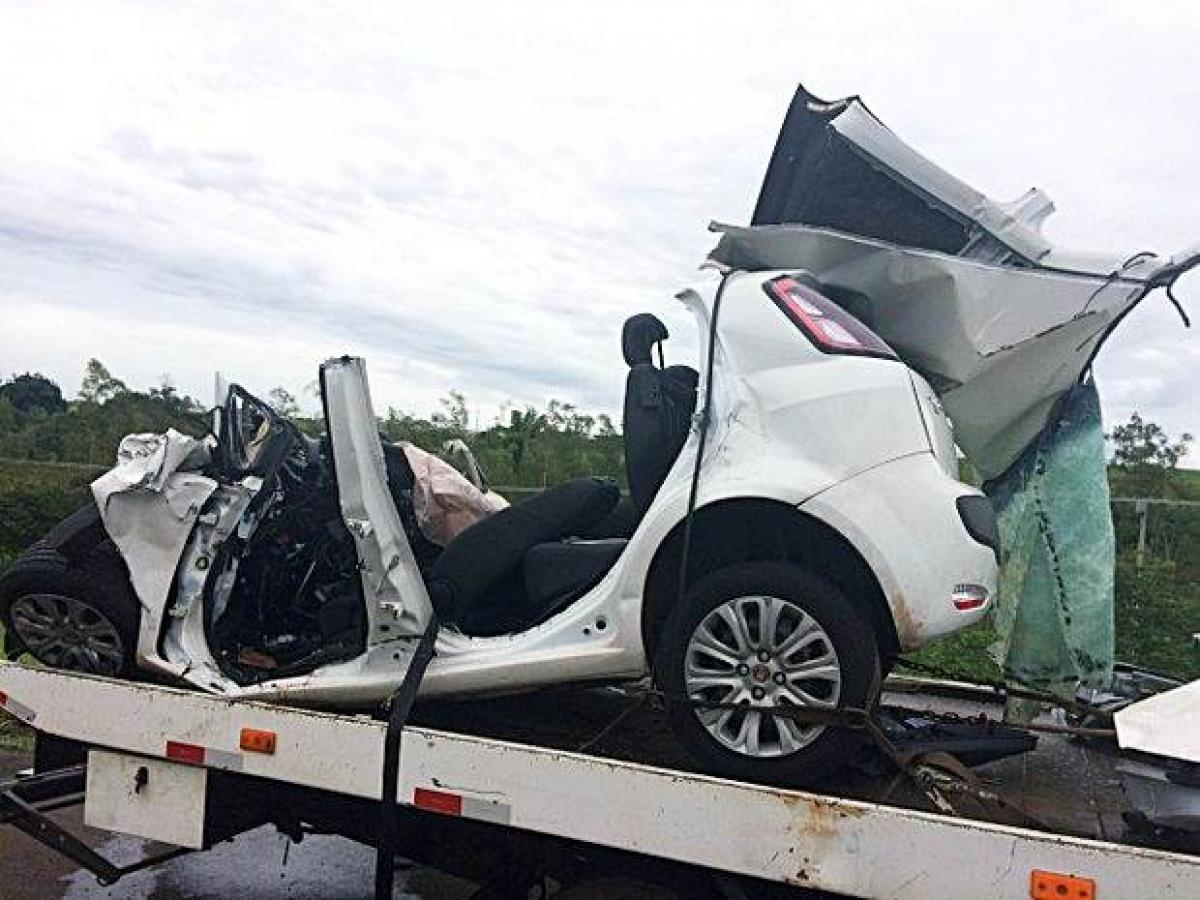 Batida entre carro e caminhão deixa dois mortos na PR 323