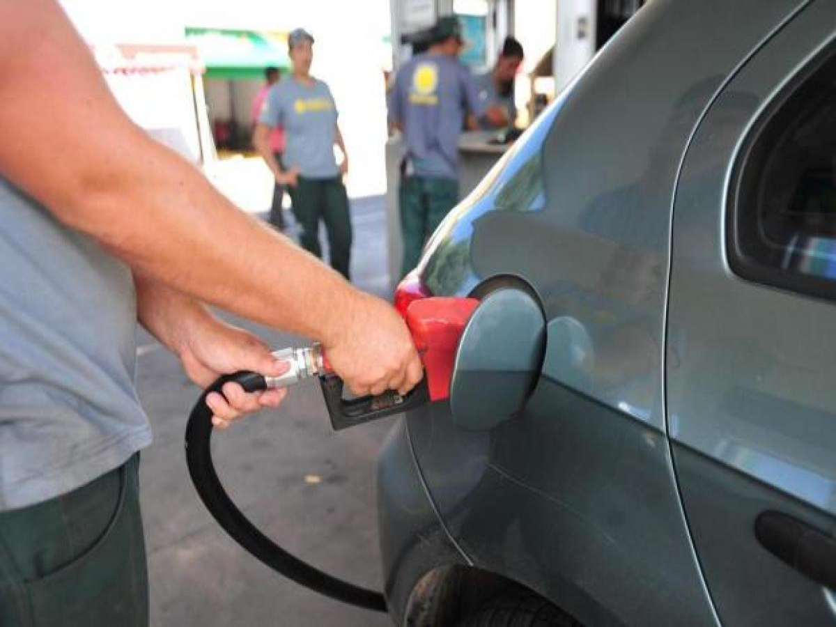 Petrobras anuncia reajuste e reduz preço da gasolina e do diesel