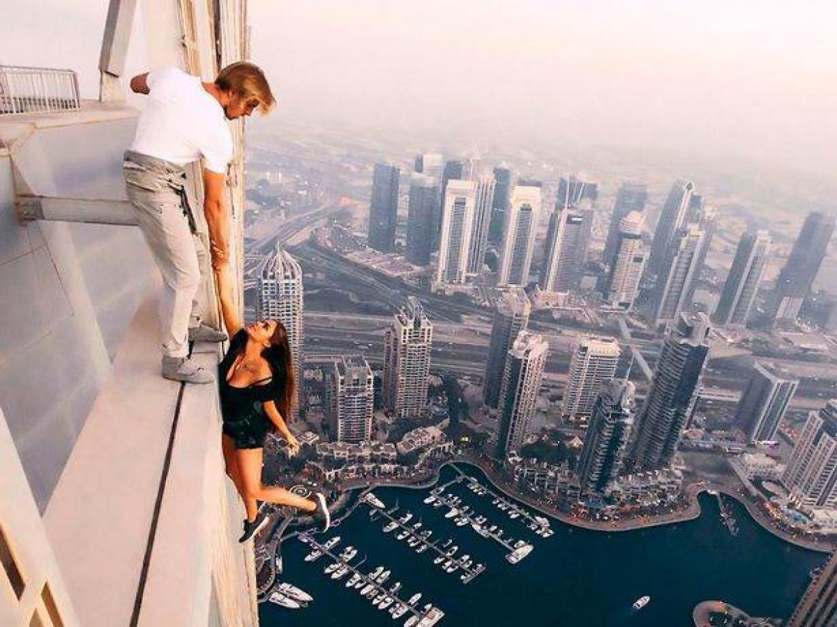 Modelo russa faz ensaio perigoso no topo de prédio em Dubai