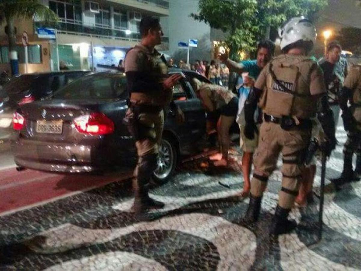Vídeo mostra saída de pré-carnaval de Camboriú onde teve briga e carros amassados