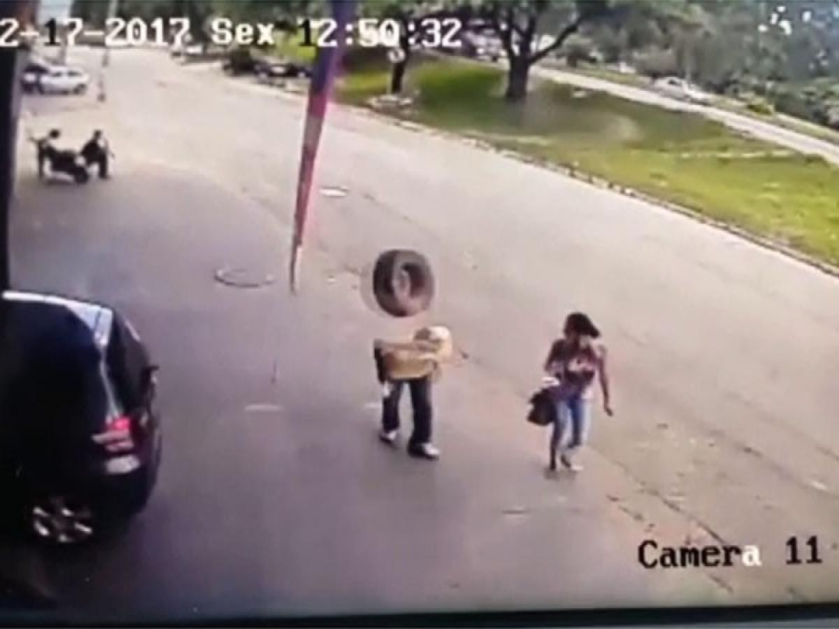 Video mostra homem sendo nocauteado por pneu perdido
